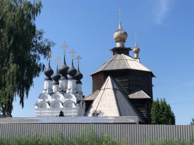 Троицкий собор и церковь св. прп. Сергия, вид из сквера